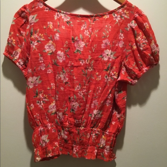 AMERICAN EAGLE RED PRINT CASUAL TOP - Picture 2 of 4